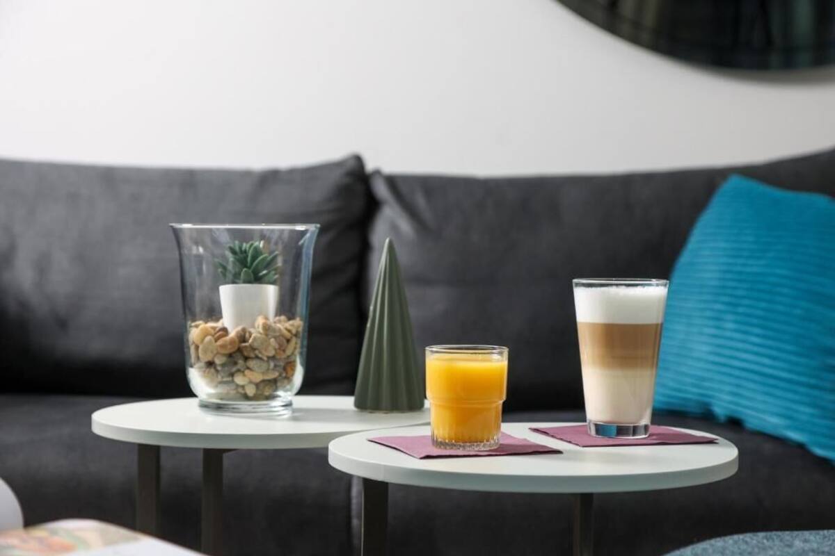 Departamento clásico, balcón, vista al jardín | Alimentos y bebidas