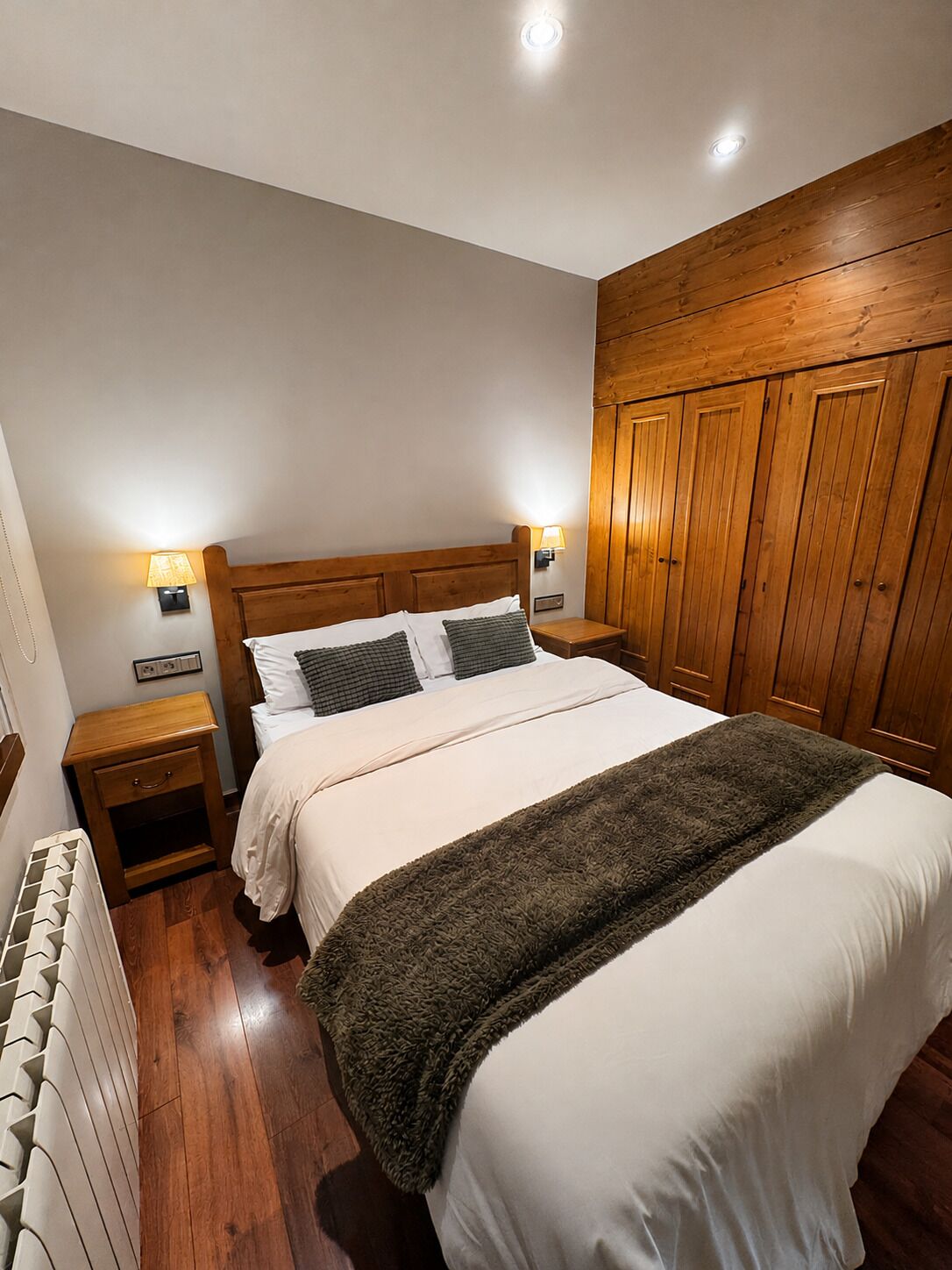 Tabla de planchar con plancha, wifi gratis y ropa de cama 