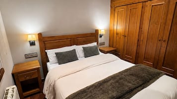 Tabla de planchar con plancha, wifi gratis y ropa de cama