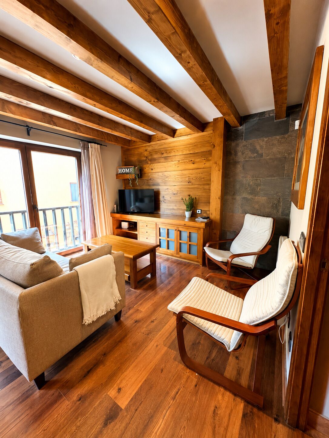Smart TV, fireplace