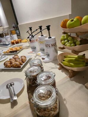 Un bufé de desayuno con diversas opciones de comida y acompañamientos.