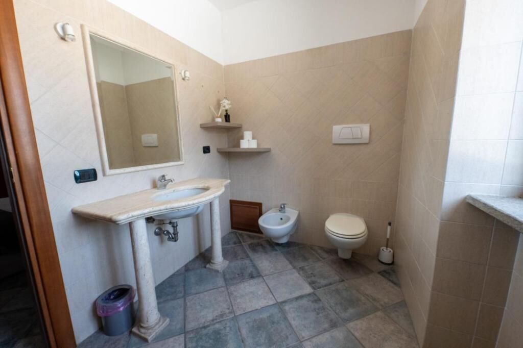 Superior-Vierbettzimmer | Badezimmer | Dusche, Haartrockner, Handtücher, Seife