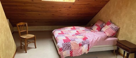 5 quartos, ferros/tábuas de passar roupa, acesso à internet