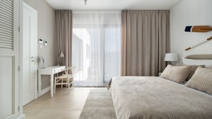 A bedroom with a bed, a desk, and a chair. - Taras na fali AltumStay (Sopot)
