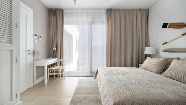 Une chambre à coucher avec un lit, un bureau et une chaise.