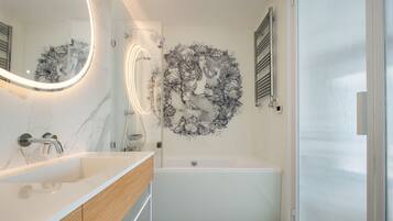 Comfort-Apartment, Stadtblick | Badezimmer