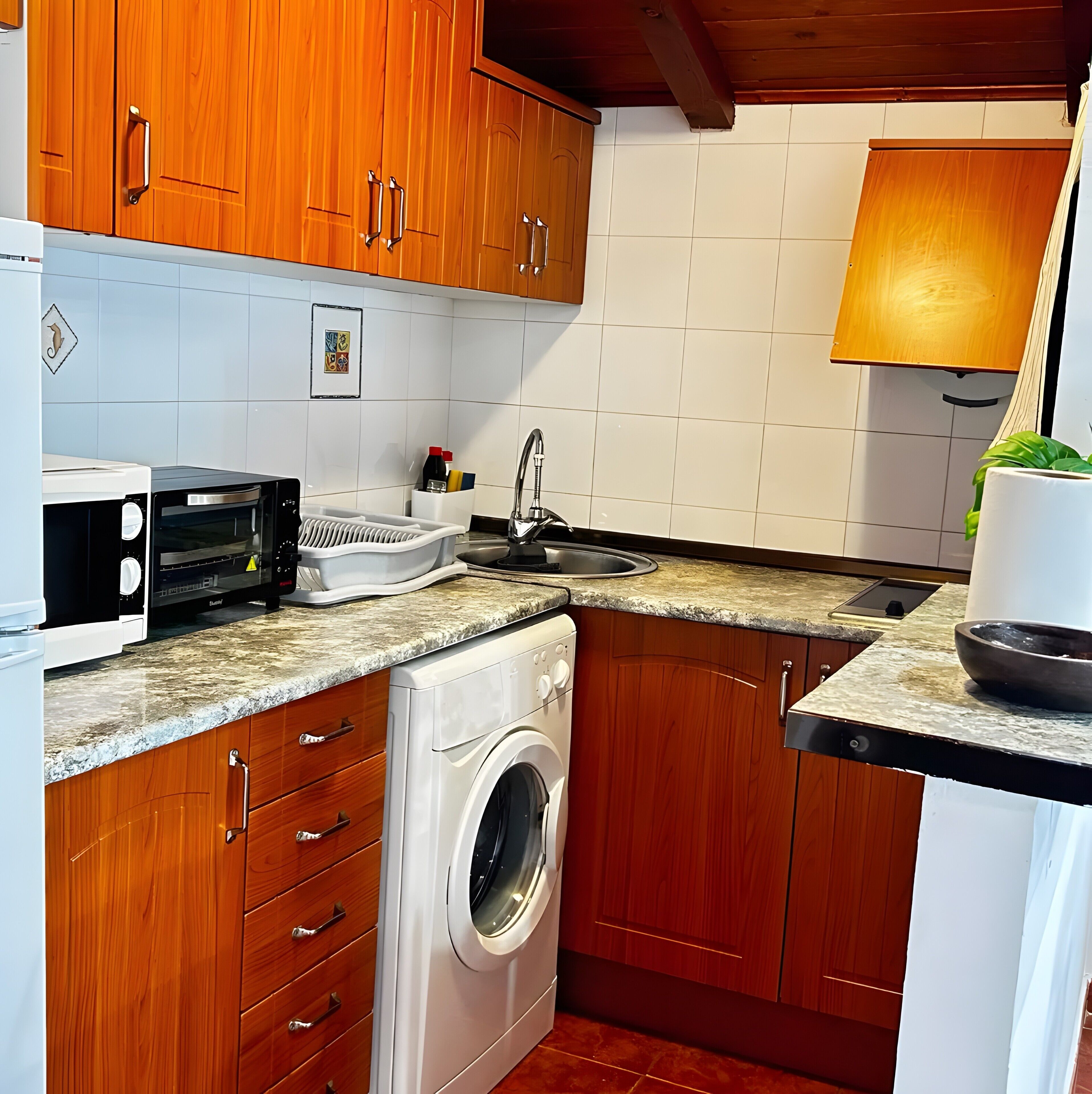 Wasserkocher mit Kaffee-/Teezubehör, Kühlschrank, Mikrowelle, Ofen
