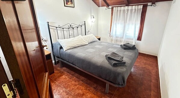 4 habitaciones, tabla de planchar con plancha, wifi y ropa de cama