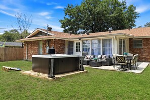 Outdoor dining - Hot Tub Nr Airport | Yard BBQ Swing Set Pool Table (San Antonio)