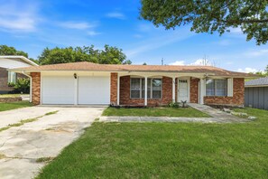 Exterior - Hot Tub Nr Airport | Yard BBQ Swing Set Pool Table (San Antonio)