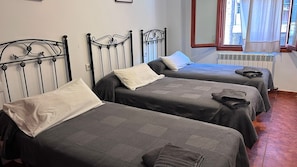 Tabla de planchar con plancha, wifi y ropa de cama 