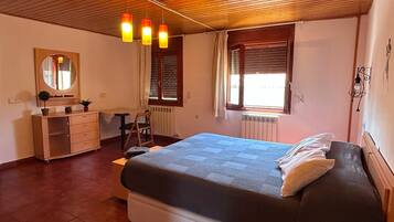 Tabla de planchar con plancha, wifi, ropa de cama