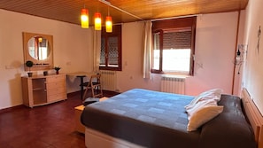 1 dormitorio, tabla de planchar con plancha, wifi y ropa de cama