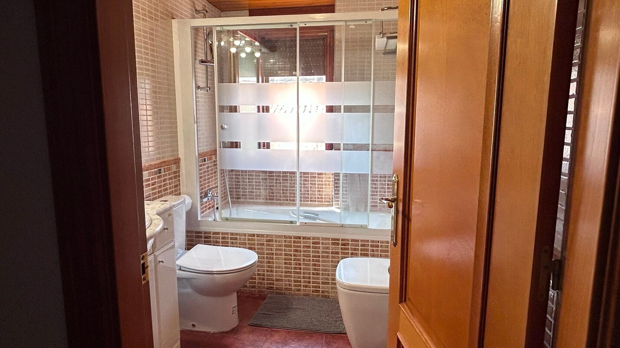 Ducha, secador de pelo y toallas