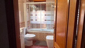 Douche, séchoir à cheveux, serviettes fournies