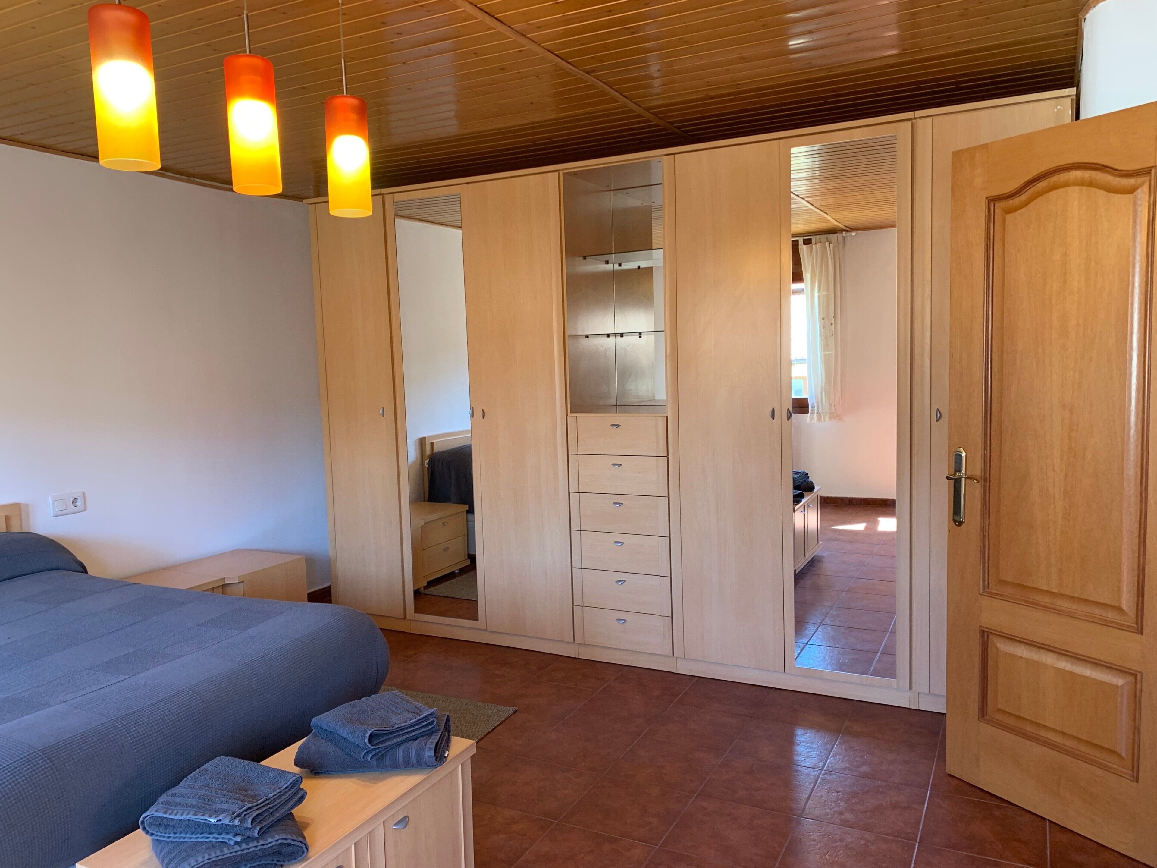 Tabla de planchar con plancha, wifi, ropa de cama