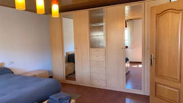 Tabla de planchar con plancha, wifi, ropa de cama