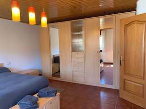 Tabla de planchar con plancha, wifi y ropa de cama 