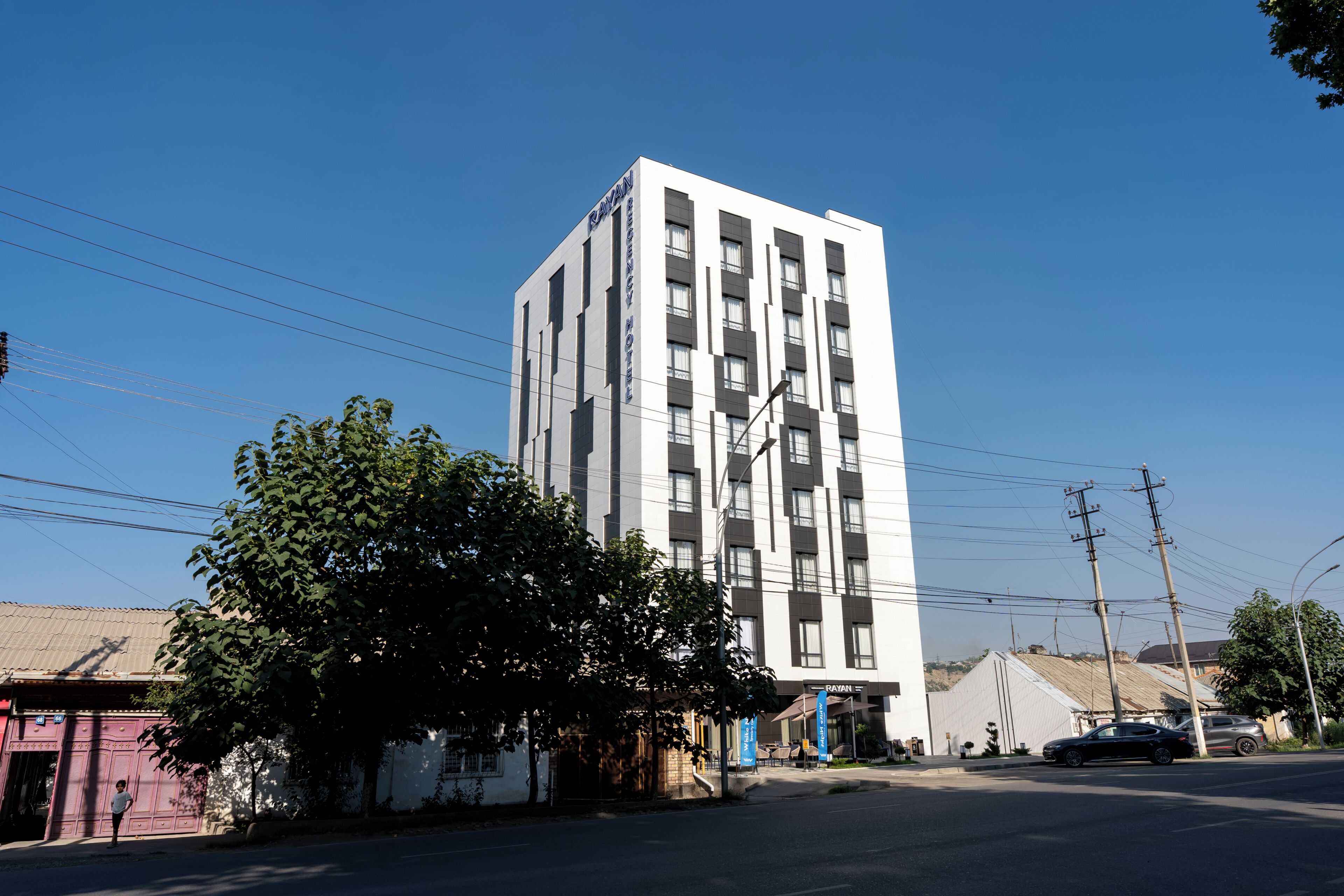 Um hotel moderno com fachada plana e várias janelas.
