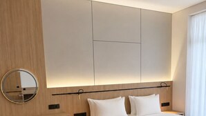 Suite luxueuse, balcon, vue sur la cour intérieure | Salle de bain | Douche, articles de toilette (gratuits), séchoir à cheveux, pantoufles