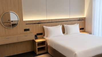 Suite de lujo, balcón, vistas al patio | Baño | Ducha, artículos de higiene personal gratuitos y secador de pelo