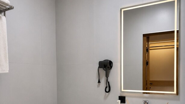 Suite luxueuse, balcon, vue sur la cour intérieure | Salle de bain | Douche, articles de toilette (gratuits), séchoir à cheveux, pantoufles
