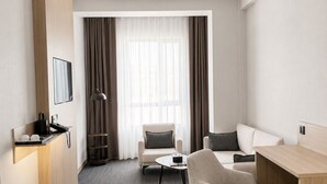 Suite luxueuse, balcon, vue sur la cour intérieure | Aire de séjour | Téléviseur connecté de 43 po avec télévision par câble