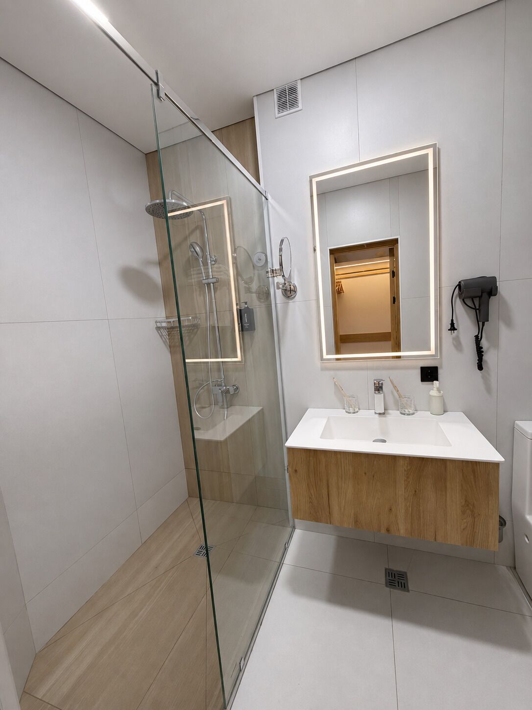 Comfort Double Room | Bathroom | Shower, free toiletries, hair dryer, slippers