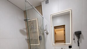 Chambre Confort double | Salle de bain | Douche, articles de toilette (gratuits), séchoir à cheveux, pantoufles