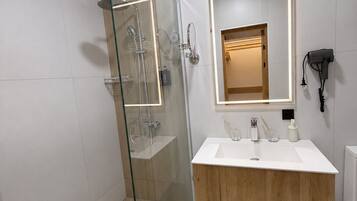 Comfort Double Room | Bathroom | Shower, free toiletries, hair dryer, slippers