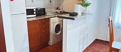Cafetera y tetera, refrigerador, microondas y parrilla de estufa