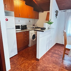 Coffee/tea maker, fridge, microwave, stovetop