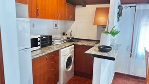 Coffee/tea maker, fridge, microwave, stovetop