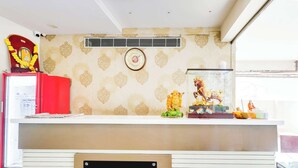 A reception desk with a sign indicating it is a company-serviced townhouse. - Townhouse Dwarka Nagar Near Ramatalkies (Visakhapatnam)