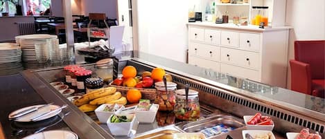 Un espace buffet proposant une variété de plats et d'accompagnements.