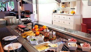 Ein Buffet mit verschiedenen Speisen und Beilagen.