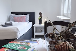Travel crib, WiFi (free), bed sheets - Hotel room Rosenhof - Triple Room (No. 3) (Braunlage)