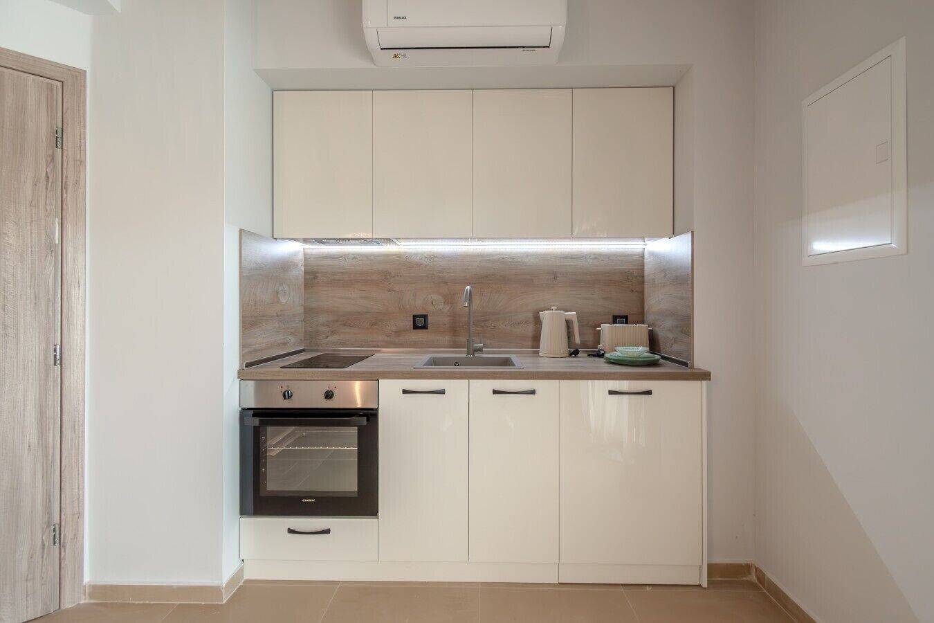 Cafetera y tetera, refrigerador, horno y parrilla de estufa 