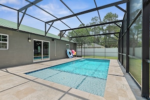 Una piscina al aire libre, una piscina climatizada
