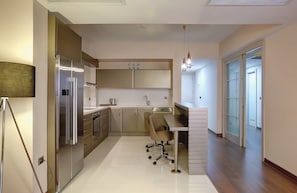 Refrigerador con freezer, horno, placa de cocina, lavavajillas
