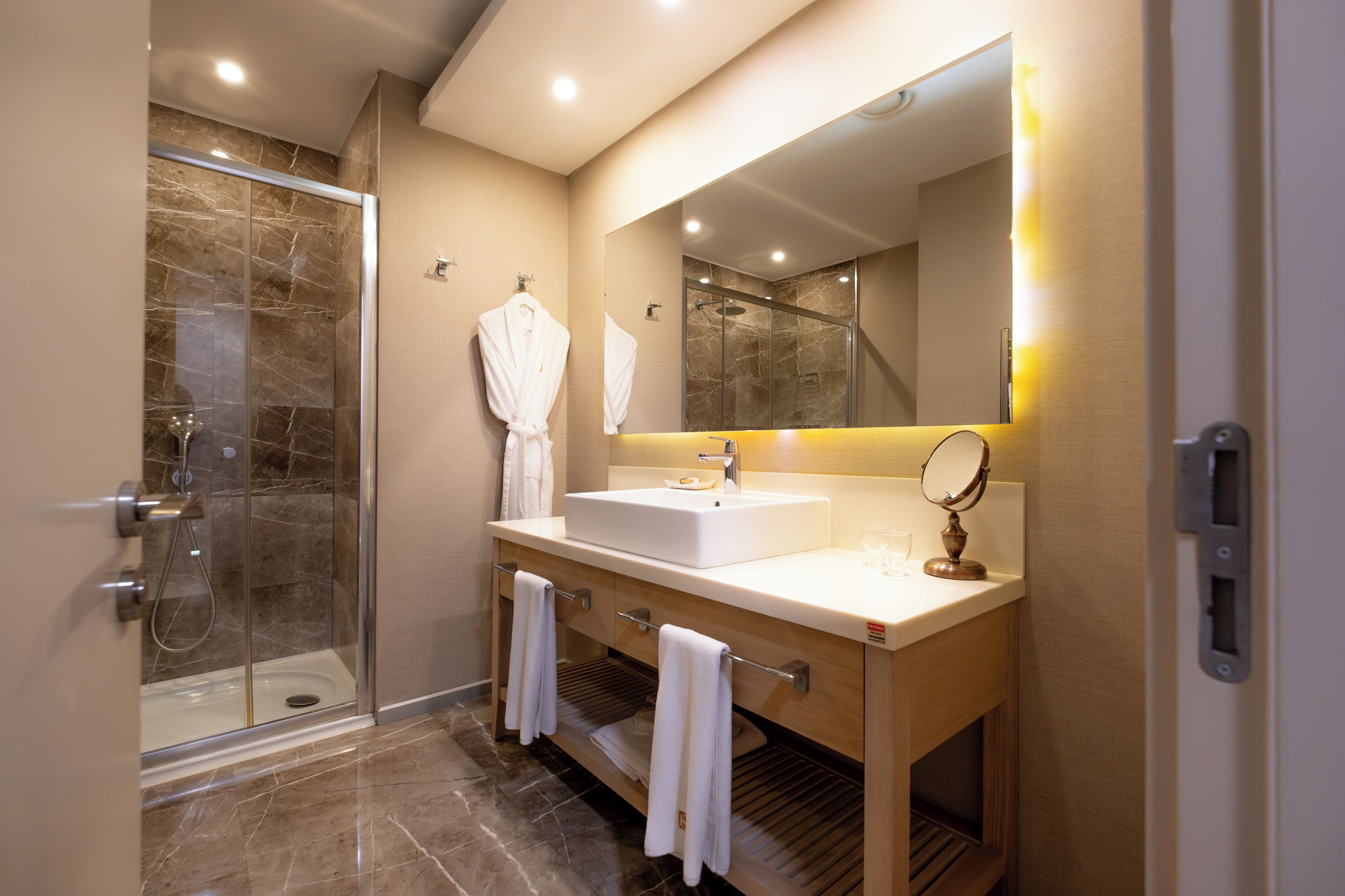 Executive Suite, City View | Bathroom | Shower, hair dryer, slippers, towels