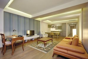 Executive Suite, City View | Living area