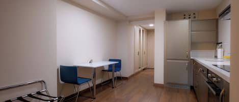 Deluxe Studio, City View | Private kitchen