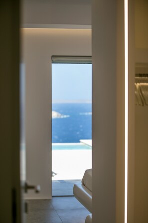 A doorway leading to a balcony with a view of the sea. - Mykonos Seabreeze Town Villa (Mykonos)