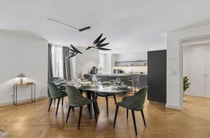 Dining - Designer Old Town Residence | WaterView | AC (Zürich)