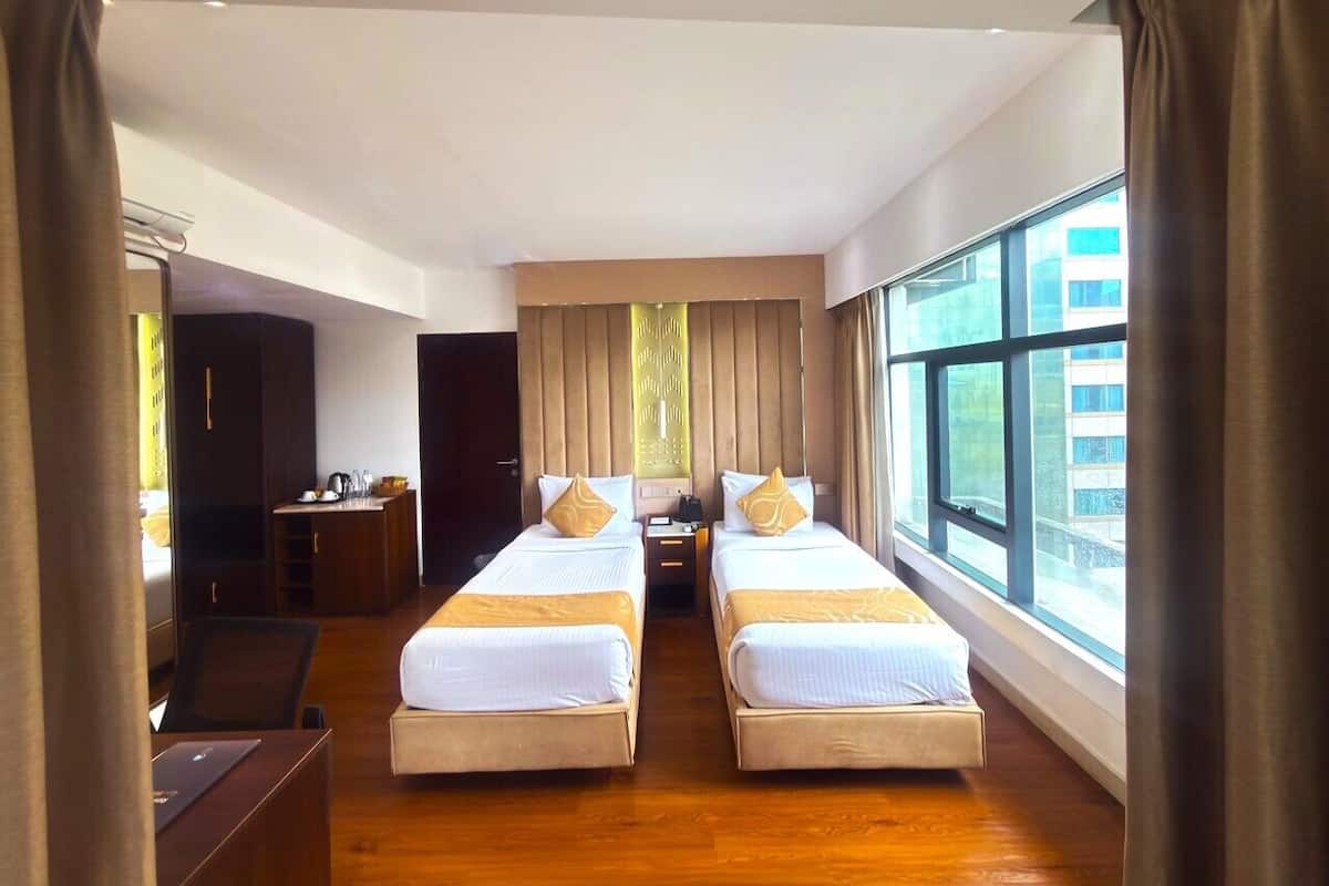 Hypo-allergenic bedding, minibar, desk, laptop workspace
