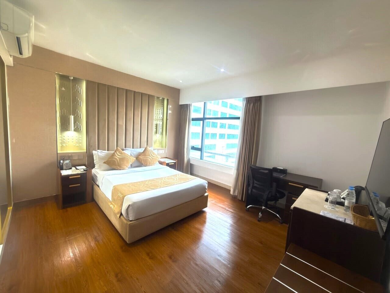 Quarto casal ou duplo luxo, sacada, vista para a cidade | Escrivaninha, espaço de trabalho para notebook