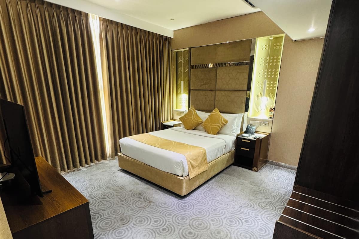 Deluxe Room, City View | Hypo-allergenic bedding, minibar, desk, laptop workspace