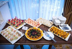 Sudah termasuk sarapan prasmanan setiap hari