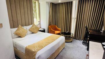 Deluxe-Zimmer, Stadtblick | Allergikerbettwaren, Minibar, Schreibtisch